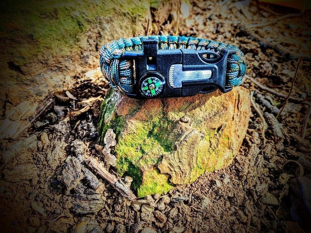 daarcin Paracord Survival Bracelet,with Waterproof SOS Light, Fire  Starter,Compass, Whistle, Adjustable AK87 20 in 1,Outdoor Ultimate Tactical  Survival Gear Set,Gift for Kids,Men : Amazon.in: Sports, Fitness & Outdoors